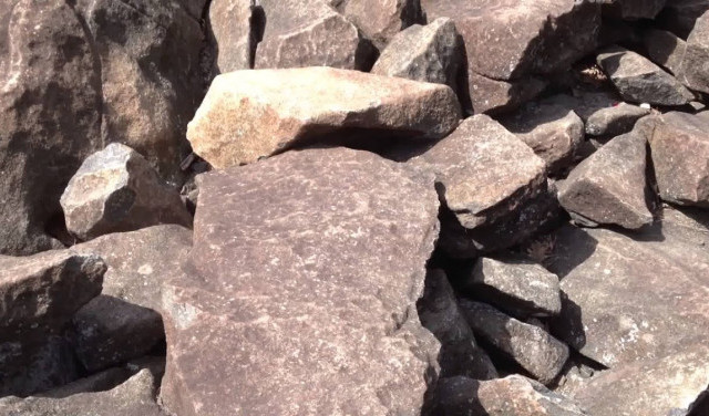 Камни, которые звучат как металл — это резонансные массивные породы, подогнанные под частоту удара