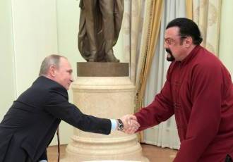 Почему Сигал? да потому что мозгов - как у чайки...