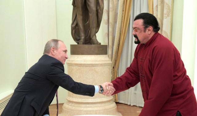 Почему Сигал? да потому что мозгов - как у чайки...