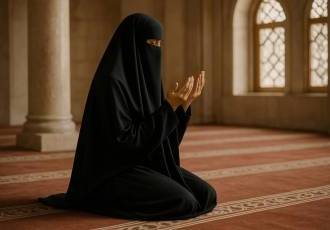 Когда в мечети молится женщина - то как Аллах узнает что эти молитвы - от неё?