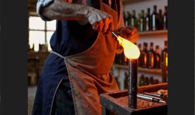 Рассказывать про стекло разноцветное с раскопок "Древнего Египта"...